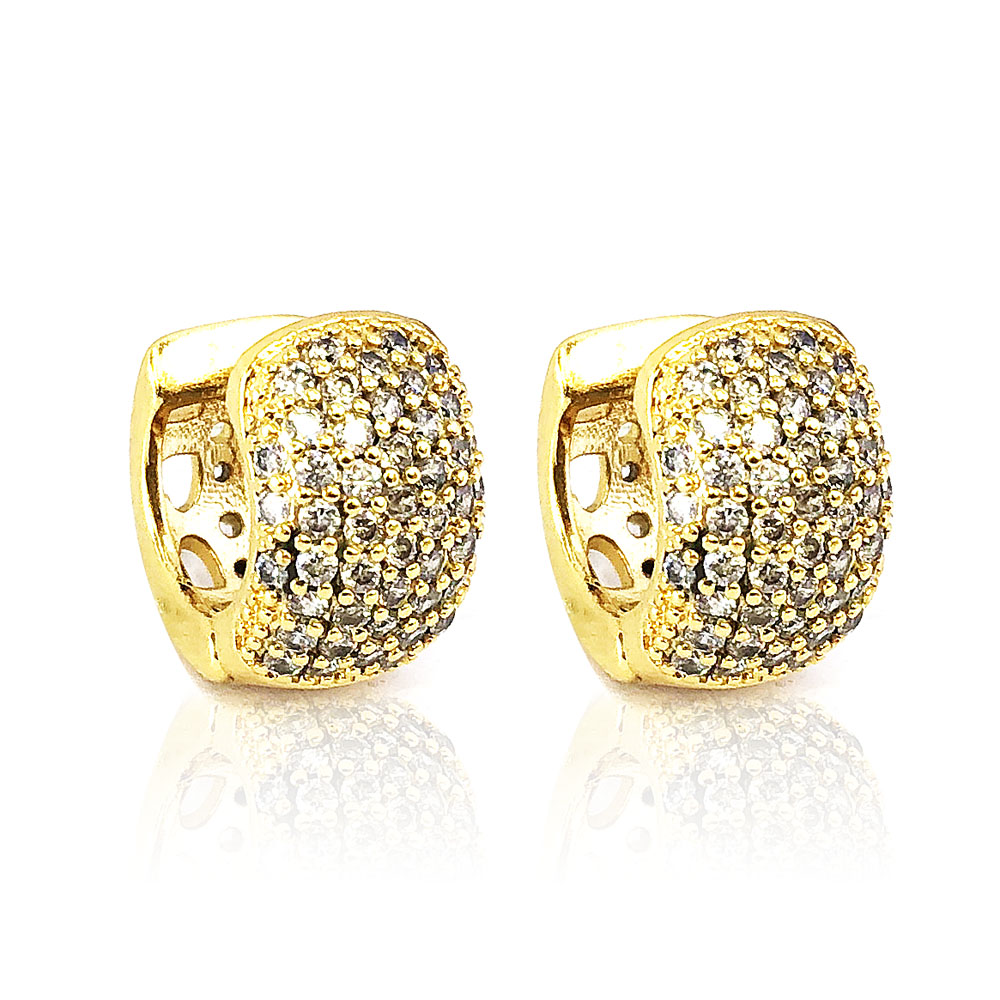 Brinco de Argola Cravejada 7 Fileiras de Zircônia Cristal Banhado à Ouro, com banho de 5 milésimos.
