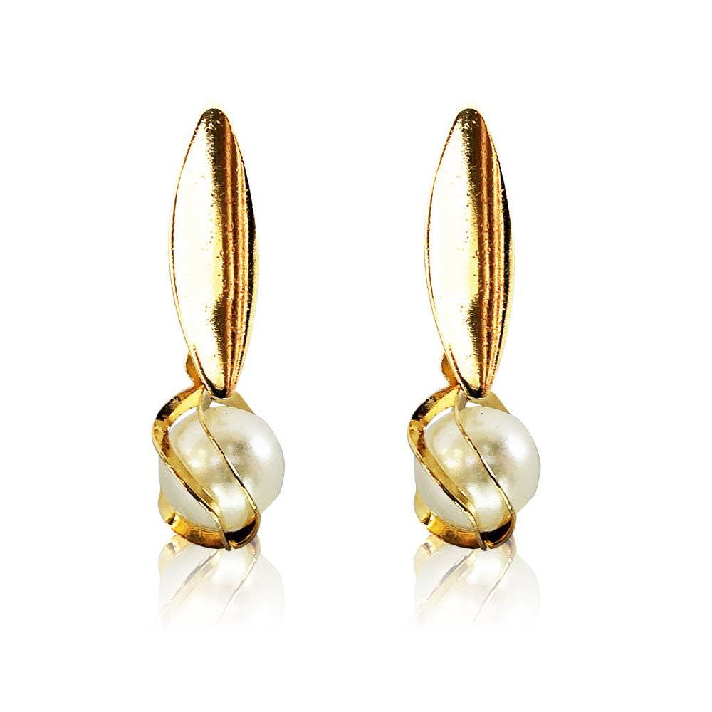 Brinco Médio com Pingente de Pérola Banhado à Ouro, com banho de 5 milésimos.