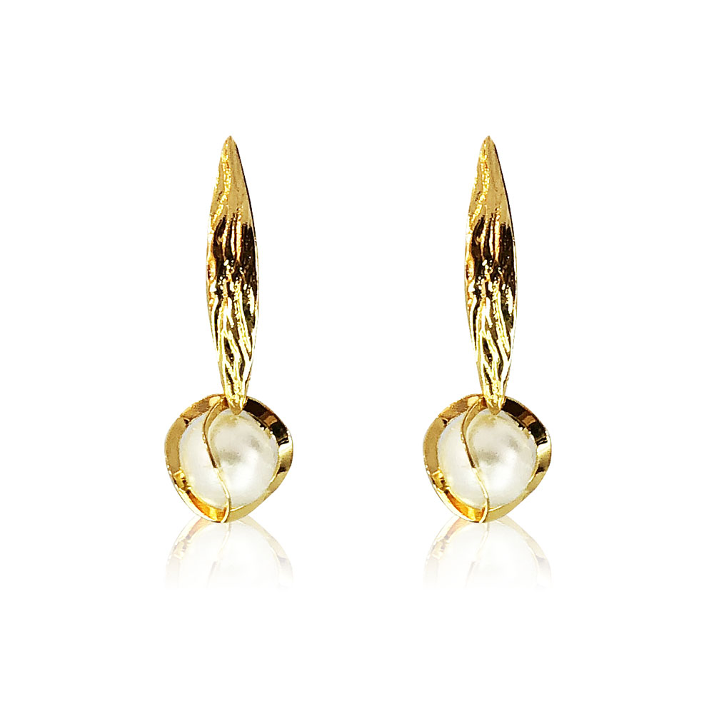 Brinco Médio com Pingente de Pérola Banhado à Ouro, com banho de 5 milésimos.