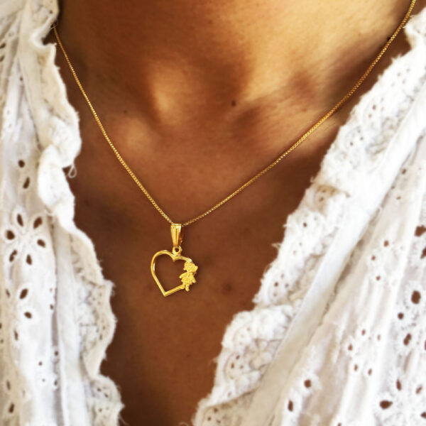 Pingente Coração Vazado Menina Banhado à Ouro, com banho de 7 milésimos.