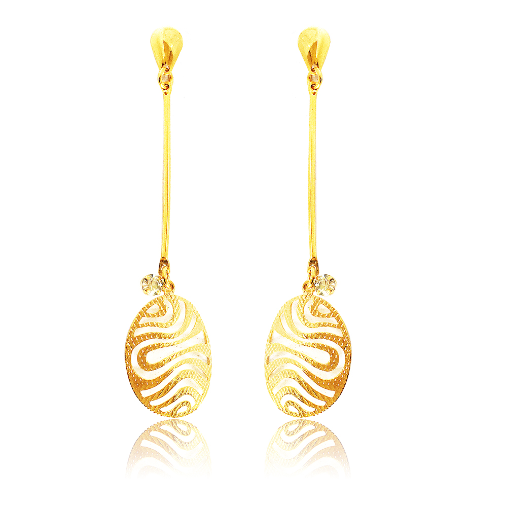 Brinco Longo Pingente Oval Diamantado Banhado à Ouro, com banho de 5 milésimos.